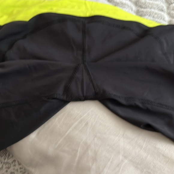 LULULEMON CROP LEGGINGS, SIDE POCKETS, ROUCHED DETAIL, DRAWSTRING! LIKE NEW!! - Picture 10 of 11